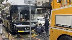 İETT otobüsü minibüse çarptı: 4 yaralı