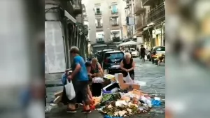 İtalyan halkı zor durumda: Çöpteki ürünleri topladılar