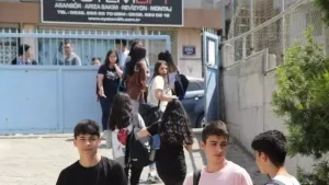 İzmir'de okula haciz! Öğrenciler kapı dışarı edildi
