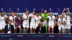 Kupayı kazanan İngiliz kadın futbolcular canlı yayını bastı!