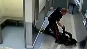 Kanada polisi Müslüman kadının başörtüsünü çıkarıp yere savurdu
