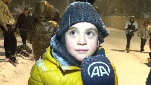 Çocuklar kar eğlencelerine gazetecileri de dahil etti!