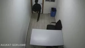 Böyle hırsız görülmedi! Karakoldaki kapıyı kırdı