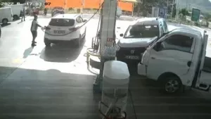 Feci kaza! Otomobilden kaçarken benzinliğe daldı