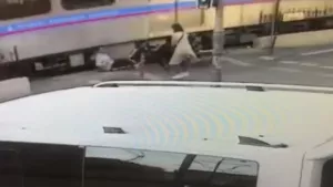İstanbul'da feci kaza! Metrelerce tramvayın altında sürüklendi