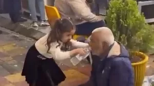 Küçük kız engelli adama elleriyle su içirdi! İşte viral olan o anlar