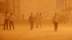 Kum fırtınası felaketi Irak'ı bırakmıyor! O anlar kamerada