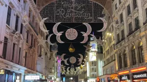 Londra sokakları Ramazan ayı için süslendi