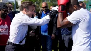 Macron'un boks şovu alay konusu oldu!