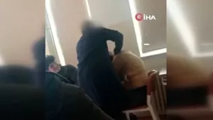 Öğretmen öğrencisini dövdü sınıf kahkahalarla izledi!