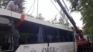 Ordu'da dekanları taşıyan otobüs devrildi! 