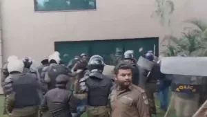 Pakistan polisi İmran Han'ın evini basıp işçileri dövdü!