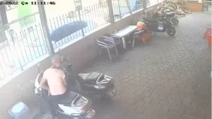 Pişkin hırsız! Restorana ait motosikleti dükkanın önünden çaldı
