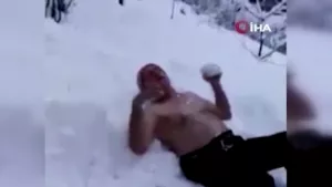 Yaşlı adam soğuğa aldırmadı! Yarı çıplak kar banyosu yaptı