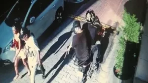 Motosikletli saldırganlar sokaktaki iki sevgiliye kurşun yağdırdı!