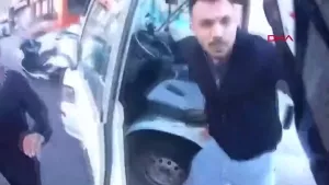 Ümraniye'de minibüs şoförü motosikletliyi 7 yerinden bıçakladı