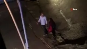 Sokak ortasında kadını tokatladı! Kimse oralı olmadı