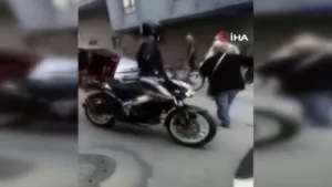 Öfkeli sürücü tartıştığı moto kuryeye silah çekti!