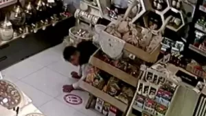 Kasadaki parayı çalan hırsız sürünerek dükkandan kaçtı