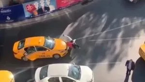 İstanbul'da taksicilerin sokak ortasında müşteri kavgası