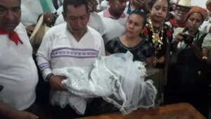 Gözler bunu da gördü: Belediye başkanı timsahla evlendi