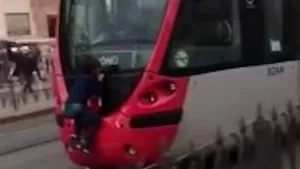 İstanbul'da 6 yaşındaki çocuğun tramvayın arkasında tehlikeli yolculuğu