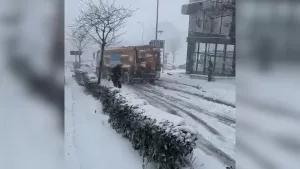 CHP'li belediyede bir garip işler! Tuzlamaya gelen kamyon otomobile çarptı
