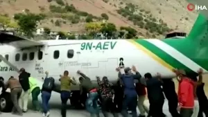 Böylesi görülmedi: Uçağın lastiği patladı, yolcular el birliğiyle itti