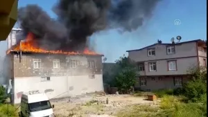 Ümraniye’de 2 katlı binanın çatısı alev alev yandı!