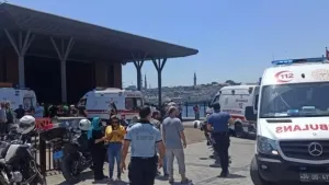 İstanbul'da korkutan kaza: Şehir hatları vapuru Karaköy iskelesine çarptı!