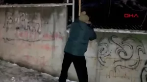 İstanbullu ilkleri yaşıyor! Buzlu yolda duvarlara tutunarak yürüdüler