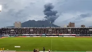Maç sırasında yanardağ patladı! Hakem oralı bile olmadı