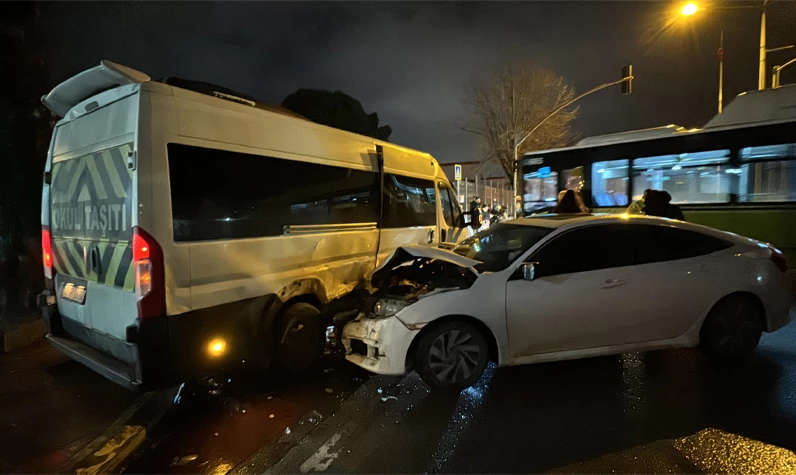 Kocaeli'de trafik kazası! Servis minibüsüyle otomobil çarpıştı: Yaralılar var