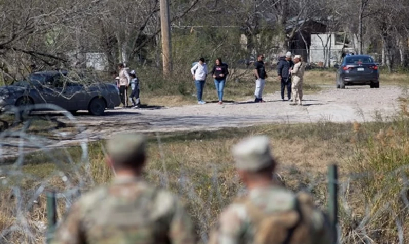 ABD'de iç savaş alarmı: Düzensiz göçmenler nedeniyle Teksas sınırı tekrar karıştı!