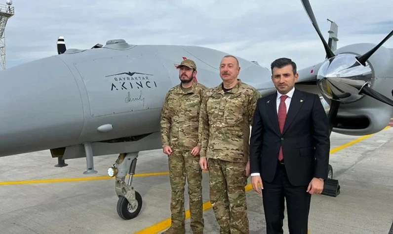 Cumhurbaşkanı Aliyev Azerbaycan'ın ordu envanterine aldığı Akıncı TİHA'ları Selçuk Bayraktar ile birlikte izledi! O anlar kameraya yansıdı...
