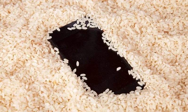 Apple telefonlarınızı 'sakın pirincin içine koymayın' uyarısında bulundu! Eğer telefonunuzu suya düşürdüyseniz yapmanız gereken tek şey...