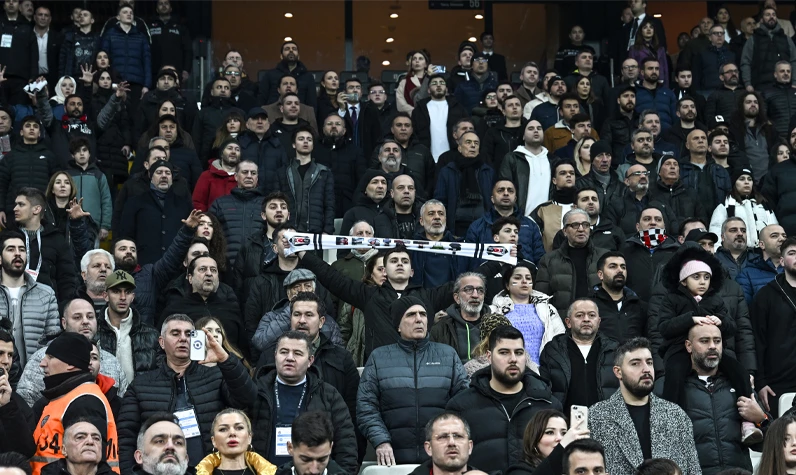 Beşiktaş taraftarından 3 isme tepki: Maç oynanırken ıslıkla protesto ettiler