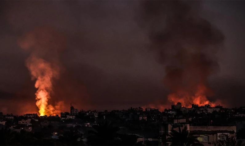 İsrail, Gazze'nin güneyindeki el-Emel Hastanesi'nin çevresini bombaladı