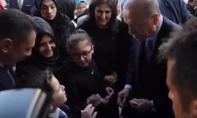 Cumhurbaşkanı Erdoğan'ın çocuklarla diyaloğu gülümsetti: Siz hiç korkmayın başaracağız
