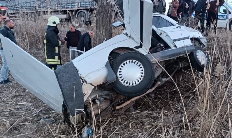 Konya'da aşırı hız can aldı: Ağaca çarpan otomobildeki 3 kişi hayatını kaybetti