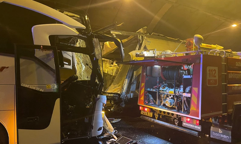 Osmaniye'de yolcu otobüsü tıra çarptı: Ölü ve yaralılar var