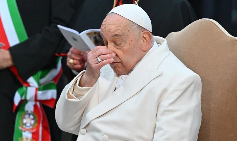 Papa Franciscus'un sağlığı kötüye gidiyor: Dini mesajları okuyamadı, yardımcısına okuttu
