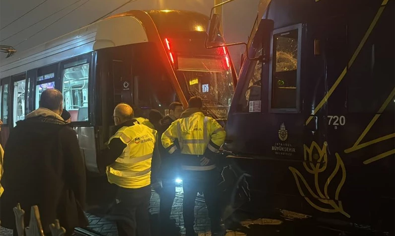 Zeytinburnu'nda tramvaylar çarpıştı: Seferlerde aksama yaşanıyor