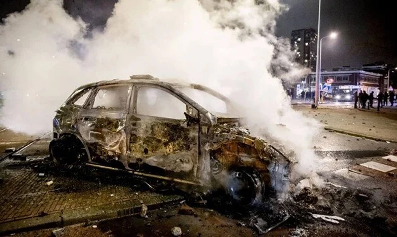Hollanda'nın Lahey kentinde Eritreli gruplar ile polis karşı karşıya geldi! Polis araçları ateşe verildi