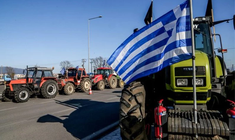 Yunanistan'da çiftçi eylemi: Traktörlerle tabut taşıdılar