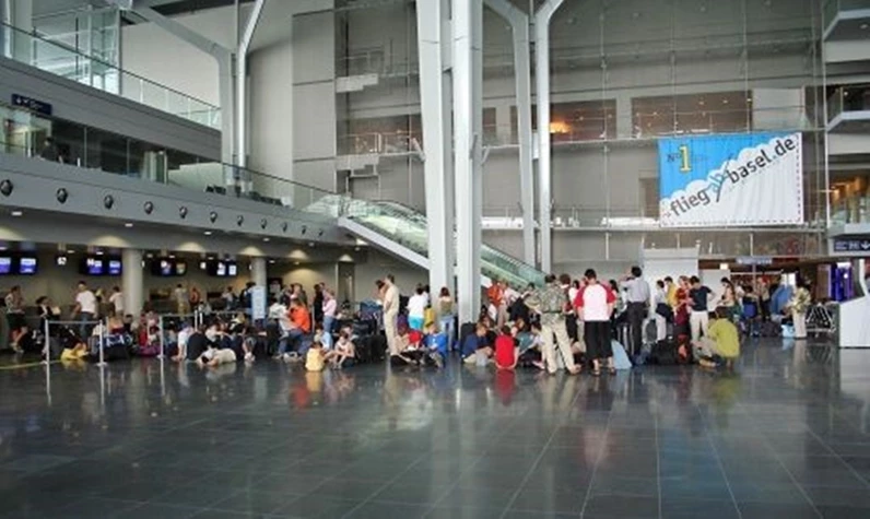 Üç ülkenin ortak kullandığı havalimanında bomba paniği: Havalimanı tahliye edildi