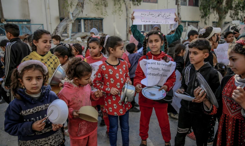 Gazze'de çocuklar sokaklara döküldü! Açlık krizi protesto edildi: Yeter, bize yardım edin!