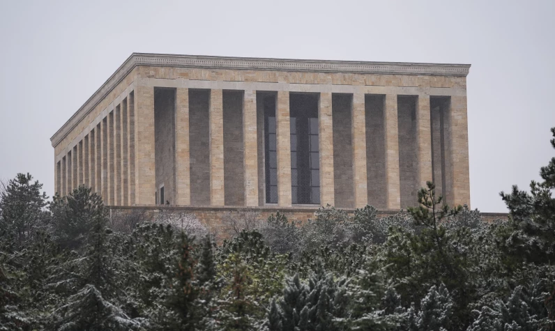 Başkent Ankara yeni güne kar yağışı ile başladı