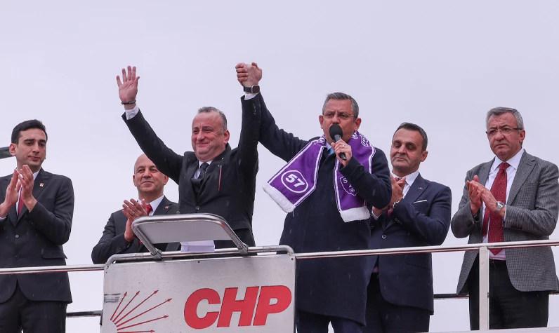 Sinop'ta ilginç anlar: CHP'li Engin Altay, Özgür Özel'i "çırağım" diyerek takdim etti