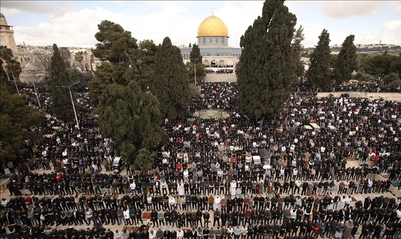 80 bin Filistinli ramazan ayının ilk cuma namazını Mescid-i Aksa'da kıldı!